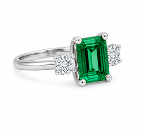 Anillo de compromiso de tres piedras con gema verde de corte esmeralda y diamante redondo cultivado en laboratorio en oro de 10K, 14K, 18K y plata 925, 935. - Product Image 2