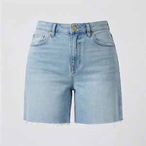 Shorts en jean coupe droite pour femme avec effet vieilli, ourlet brut, respirant, design tendance, couleur personnalisable, service OEM sur mesure - Product Image 1