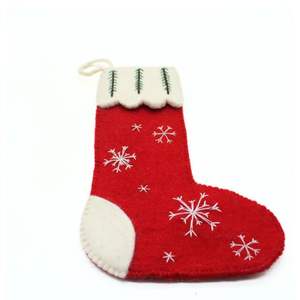 Chaussette de Noël en feutre faite à la main, rouge et blanche, pour cheminée, avec boucle de suspension - Product Image 1