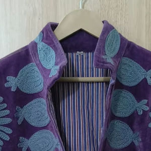 Chaqueta de Terciopelo Indio con Bordado Floral, Chaqueta Corta con Forro de Algodón, Chaqueta Suzani Hecha a Mano, Abrigo para Mujer - Product Image 1