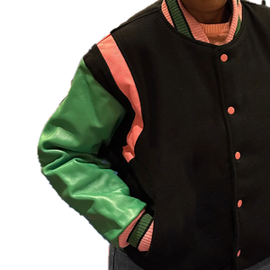 เสื้อแจ็คเก็ตวาร์ซิตี้พรีเมียม แต่งริบบิ้นขนสัตว์ ปักลาย ตัวอักษร สำหรับผู้หญิง ทรงบอมเบอร์ ป้องกันลม พร้อมระบบทำความร้อน งานปักแบบวินเทจ  บริการ OEM - Product Image 2