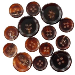 Botón de Cuerno de Búfalo de Alta Calidad, Personalizado, Redondo de 18 mm, con 4 Agujeros, Parte Posterior Plana, Color Marrón, Hecho a Mano, Imitación Antigua, Duradero - Product Image 1