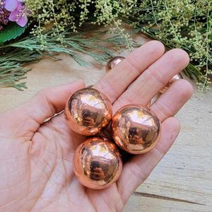 Esfera Decorativa de Cobre Puro Martillado - Orbe de Lujo Hecho a Mano con Impresión Offset Personalizada de Flor Audaz - Regalo Promocional - Product Image 6