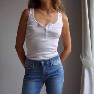 Camiseta sin mangas de punto blanca para mujer con cuello en V, detalle de botones y logo frontal, estilo casual - Product Image 4