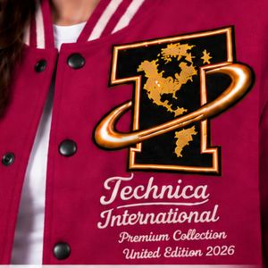 Veste universitaire rouge framboise pour femme, avec patch brodé, style bomber de baseball, manches longues, streetwear, style universitaire, vêtement d'extérieur décontracté - Product Image 4