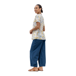 Camisa estampada premium para mujer con diseño moderno y ajuste cómodo - Product Image 2