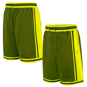Shorts de sport pour hommes personnalisés avec logo imprimé sur le devant, en tissu satiné, motif rayé cargo, style urbain, respirant et écologique, mi-longueur - Product Image 1