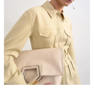 Chemisier élégant et formel pour femme, couleur unie, boutonné, manches longues, col rabattu, coupe ajustée, avec poche à rabat, idéal pour le bureau - Product Image 3