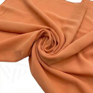 Hiyab Suave y Ligero de Moda para Mujeres Musulmanas, Diseño Moderno en Chifón, Transpirable y Elegante, Pañuelo Premium para la Cabeza - Product Image 4