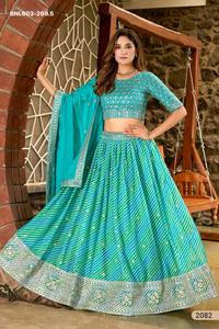 Nouveauté : Ensemble Lehenga-Choli et Dupatta en soie tabby traditionnelle indienne avec motifs imprimés et brodés, pour femme, fabriqué par un fabricant de mode. - Product Image 4