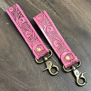 Porte-clés mignon en cuir rose embossé avec motif floral, en cuir véritable, avec sangle mousqueton, cadeau pour elle - Product Image 5