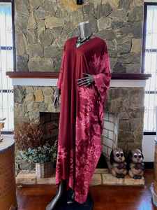 Vestido Kaftan de Rayón con Estampado Shibori Color Vino Tinto, Talla Grande, Corte Holgado y Fluido para Mujer - Product Image 4