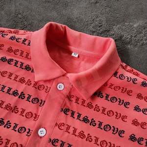 เสื้อโปโลแขนยาวผู้ชาย พิมพ์ลายตัวอักษรทั่วตัว สีชมพูคอรัล ดำ สไตล์ลำลอง แฟชั่นสตรีทแวร์ เสื้อผ้าผู้ชาย เนื้อผ้านุ่ม - Product Image 5