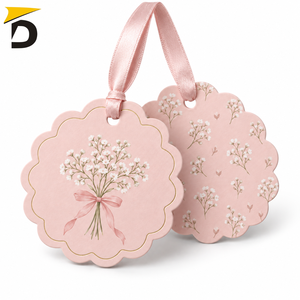 Étiquettes suspendues personnalisées avec logo, graphisme clair, papier cartonné de qualité supérieure et style attrayant pour la présentation de vêtements et de produits - Product Image 2