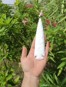 หัวลูกศรแก้วหยกขาวขนาด 6 นิ้ว ทำด้วยมือสำหรับตกแต่งคริสตัล ศิลปะหินชนเผ่า ปลายคริสตัลสีขาวขุ่น - Product Image 2