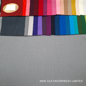 Tissu sergé tissé en 96 % polyester et 4 % élasthanne, avec une belle poignée, très demandé pour les chemises - Product Image 1