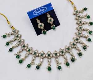 ชุดสร้อยคอพรีเมียมแบบ Kundan ประดับมุกและพลอยสีเขียว ดีไซน์สำหรับงานแต่งงาน เหมาะสำหรับผู้หญิง - Product Image 1