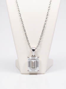 Collier pendentif tendance en argent sterling 925 avec moissanite taille émeraude et chaîne à maillons pour femme - Idéal pour mariage, fiançailles, anniversaire - Product Image 2