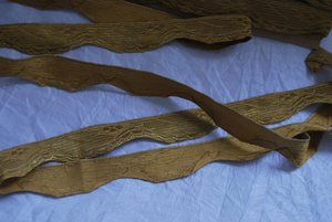 Nueva llegada: Uniforme de monasterio antiguo y hermoso con brocado dorado y trenza metálica dorada tejida, prenda rara y excepcional. - Product Image 2
