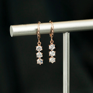 Pendientes de Oro Amarillo con Tres Diamantes Cultivados en Laboratorio - Product Image 2