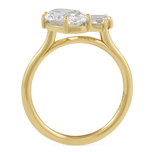 Bague en diamant taille ovale 2,00 carats avec pierres latérales émeraude et rondes en or jaune, certifiée IGI, pour fiançailles féminines - Product Image 3