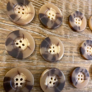 Botón de Cuerno de Búfalo de la Mejor Calidad, Fabricado en India, Ecológico, de Cuerno Natural, Color Negro, Botón en Blanco - Product Image 1