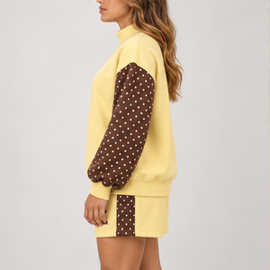 Conjunto de 2 piezas para mujer: Sudadera de cuello alto de forro polar con hombros caídos y mangas con lunares en amarillo mantequilla, y pantalones cortos a juego. Venta al por mayor personalizada. - Product Image 4