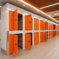 Unité de stockage autonome moderne à deux niveaux avec compartiments de rangement en acier et portes enroulables orange pour entrepôt intérieur, ferme et supermarché