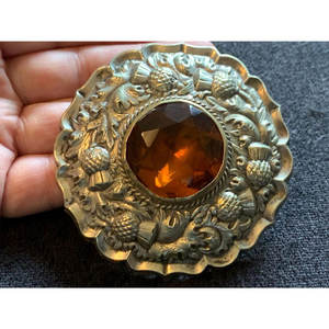 Broche Antiguo Grande de Metal Blanco con Diseño de Cardo y Piedra Central Facetada, para Uso Tradicional Escocés con Kilt - Product Image 3