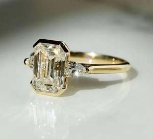 Anillo de Compromiso y Boda de Lujo de Plata 925 Chapado en Oro Rosa con Moissanita de Corte Esmeralda de 2 Quilates y Tres Piedras Engastadas en Bisel - Product Image 2