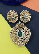 Parure de bijoux vintage plaquée or avec zircon taille émeraude et boucles d'oreilles et collier en fausses perles pour femme, style soirée - Product Image 3