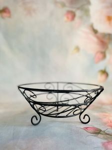 Cesta de frutas metálica diseñada para encimeras de cocina, áreas de comedor y entornos comerciales de servicio de alimentos. - Product Image 1