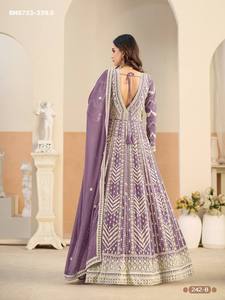 Fournisseur indien de robes Anarkali de qualité supérieure pour les fêtes, en faux georgette épaisse avec broderies, accompagnées d'un pantalon et d'un dupatta. - Product Image 4
