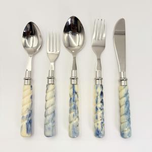 Ensemble de couverts en acier inoxydable poli miroir de style européen avec manches en résine, couteau, fourchette, cuillère, ensemble de dessert - Product Image 3