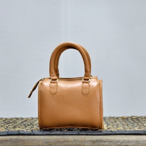 Bolso de mano de cuero de lujo con panel de piel de vaca y detalles de borlas en color negro y marrón, diseño floral en relieve. - Product Image 2