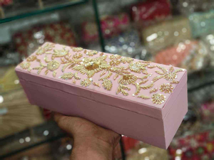 Boîtes d'emballage personnalisées écologiques en lin faites à la main avec perles brodées, 4 compartiments, pour barres de chocolat promotionnelles/desserts sucrés - Product Image 2