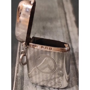 Boîte d'allumettes vintage en aluminium argenté avec logo gravé, durable pour usage domestique - Product Image 2