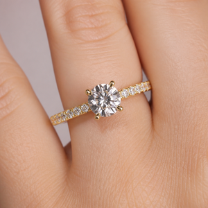 Anillo de Compromiso Clásico Solitario con Diamante Cultivado en Laboratorio, Banda Pavé, Halo Oculto, Certificado IGI, Oro Blanco de 14K con Baño de Rodio, Regalo - Product Image 3