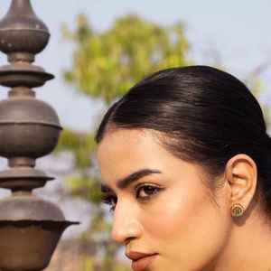 Exquisitos pendientes de gota verdes de dos tonos |   Con cristales de zirconia en acabado dorado, joyería festiva india |    Juego de Aretes de Plata de Ley 925 - Product Image 2