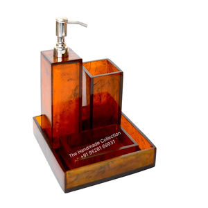 Juego clásico de cuatro piezas de accesorios de baño redondos en negro mate, dispensador de jabón de espuma de poliresina de The Handmade Collection - Product Image 4