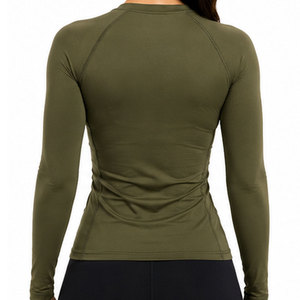 Camiseta Deportiva de Compresión para Mujer con Tela Suave de Alto Rendimiento, Ajuste que Moldea el Cuerpo y Construcción Transpirable para el Gimnasio - Product Image 2