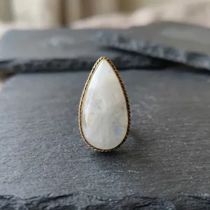 Cabochon en pierre de lune blanche à rainures en laiton |   Pierre précieuse de pierre de lune blanche naturelle sertie dans un cadre |   Cadre en laiton fait main pour la création de bijoux avec cabochons - Product Image 3