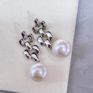 Pendientes Colgantes Finos con Perlas Edison de Agua Dulce, Versátiles, de Plata S925, con Forma Cuadrada y Luz Intensa - Product Image 3