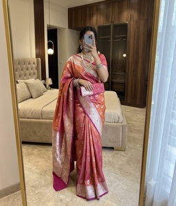 Sari en soie Banarasi pure pour femmes avec un riche travail de tissage Zari, sari traditionnel rose et orange avec bordure Zari argentée et Buti - Product Image 1
