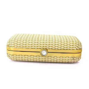 Pochette de soirée élégante pour femme, brodée à la main en Inde, avec un design blanc scintillant et une chaîne. - Product Image 4