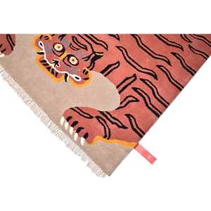 Tapis tibétain traditionnel en laine tufté à la main, motif double peau de tigre, style bohème rose corail, aspect fourrure animale exotique, écologique - Product Image 3