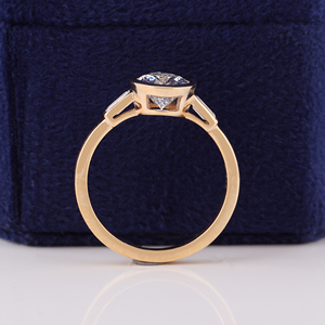 Bague trilogie 3 pierres en diamant de laboratoire taille poire 1,5 carat E/F VVS2/VS1, sertie clos, avec monture haute style cathédrale - Product Image 5