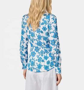Blusa Elegante para Mujer con Estampado Floral Azul y Blanco, Manga Larga, Cuello Camisero - Product Image 4