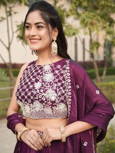 ชุดเลเฮนกาโชลีผ้าสีม่วงไวน์ ยี่ห้อเฟนดี้ ตกแต่งด้วยงานปักลูกปัด พร้อมเสื้อเบลาส์ และผ้าคลุมไหล่สีขาวลายบุตติ - Product Image 4