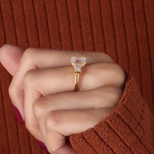 Bague de fiançailles en or jaune 14 carats avec trois diamants de laboratoire taille radiant certifiés IGI - Product Image 3
